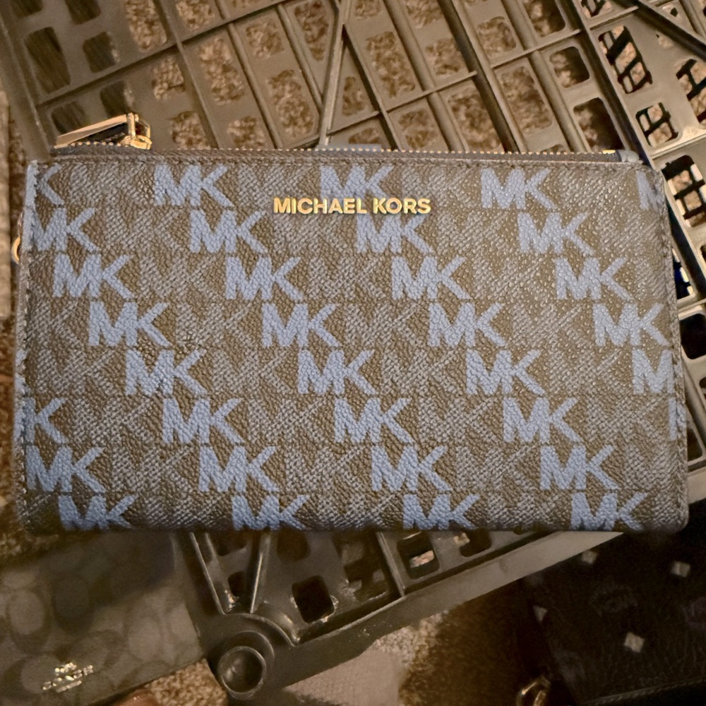 Micheal Kors Wristlet